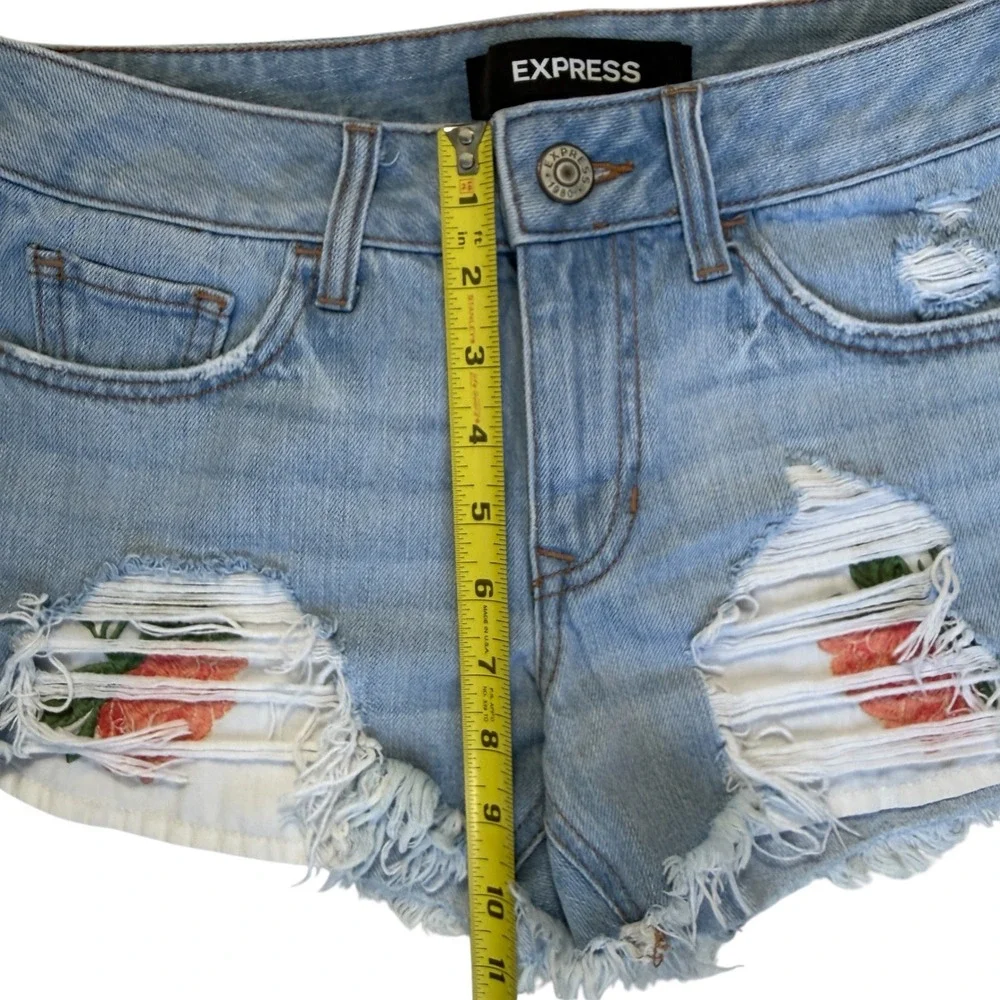Express Shortie Relaxed Low Rise Denim Shorts Women Sz 0 Distressed Shabby Chic